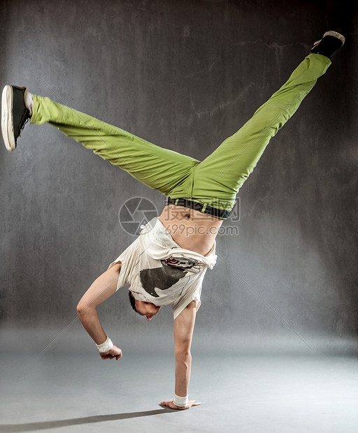 活力照片来自从事节日舞蹈运动的男子比赛音乐图片