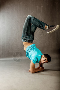 跳比赛照片来自从事节日舞蹈运动的男子作图片