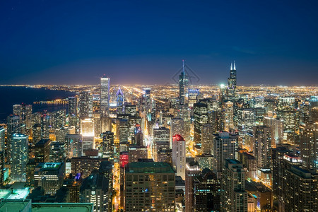高的黄昏芝加哥市中心天线的空景象从高起日落夏天图片