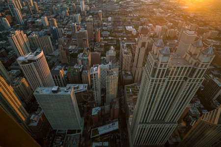 多于摩天大楼黄昏芝加哥市中心天线的空景象从高起日落图片