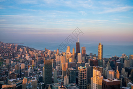 密歇根州蓝色的交通芝加哥市中心日落时的空景象从高升起图片