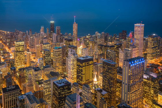 黄昏交通美国芝加哥市中心日落时的空景象从高升起图片