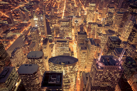 摩天大楼伊利诺州天际线芝加哥市中心日落时的空景象从高升起图片