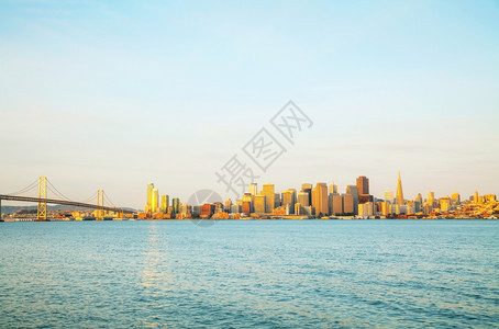 弗朗西斯科海洋旧金山市中心早上从海湾里看到过建筑学图片