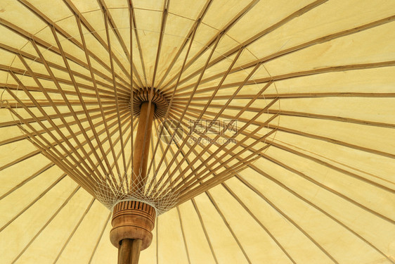 棕色的艺术来自泰国亚洲软黄手制自然雨伞里面有来自泰王国的文书工作图片