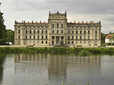 在梅克伦堡的旧宫殿在一个阴云的天水晴美丽的图片