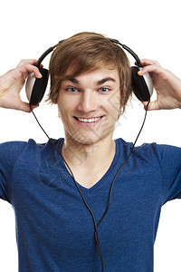 青少年请享用一位英俊年轻男子的肖像用耳机监听音乐在白色背景上被孤立凉爽的图片