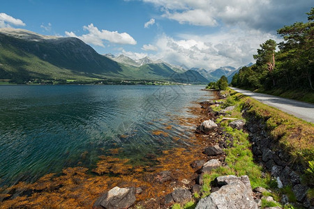 草绿色乡村的挪威Romsdalsfjorden在阳光明媚的天空下观看挪威Romsdalsfjorden图片