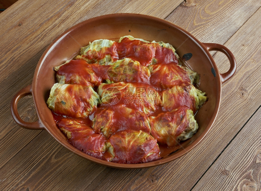 卷心菜Holishkes传统的犹太菜卷土豆碎屑叶用包裹式装的方在肉和番茄酱上红色的美食图片