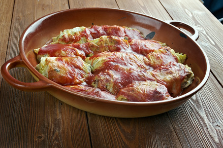 树叶牛肉绿色Holishkes传统的犹太菜卷土豆碎屑叶用包裹式装的方在肉和番茄酱上图片