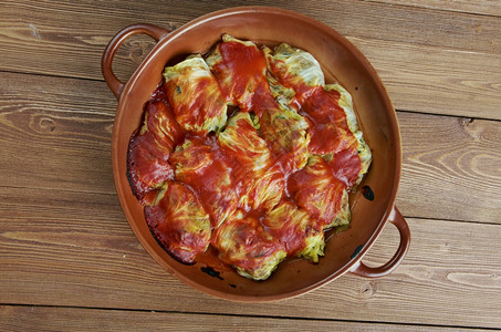 霍利切斯树叶剁碎Holishkes传统的犹太菜卷土豆碎屑叶用包裹式装的方在肉和番茄酱上图片
