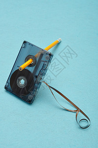 老的一张旧磁带铅笔的录音在蓝色背景上被隔离古董声音图片