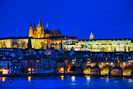 天空老的皇家晚上布拉格市风景图片