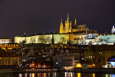 晚上的老布拉格市风景伏尔塔瓦河反射硬核图片
