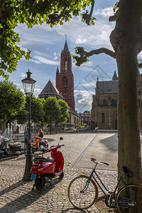 欧洲荷兰东南部马斯特里赫市中心Vrijthhof广场圣约翰教堂左侧圣ServiatiusBasilicaMasterth是林堡省图片