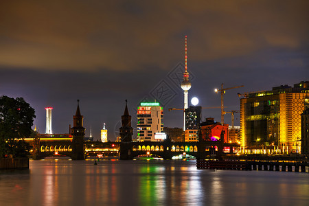 柏林城市风景与Oberbaum桥在晚上砖旅游历史图片