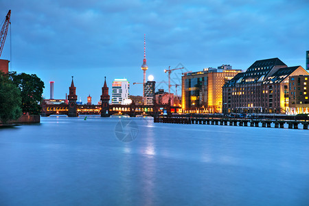 柏林城市风景与Oberbaum桥在晚上城市景观砖地标图片