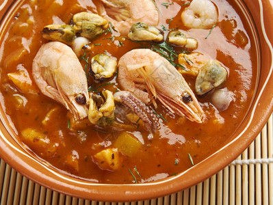 区域Cioppino是一种起源于旧金山的炖鱼它被认为是意大利美式菜肴与意大利美食的各种区域鱼汤和炖菜有关桑面包图片