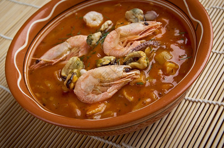 Cioppino是一种起源于旧金山的炖鱼它被认为是意大利美式菜肴与意大利美食的各种区域鱼汤和炖菜有关蛤蜊面包盘子图片