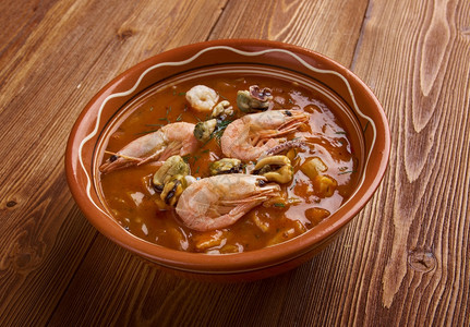 午餐Cioppino是一种起源于旧金山的炖鱼它被认为是意大利美式菜肴与意大利美食的各种区域鱼汤和炖菜有关自制草本植物图片
