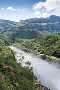瀑布全景Swadini大坝和Blyde河拖龙堡作为背景峡谷图片
