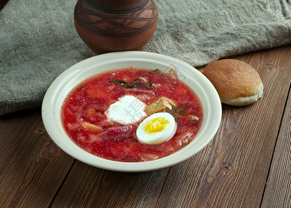 波兰的barzczbeetroot汤配有鸡蛋在许多东欧和中菜流行一顿饭自制罗宋汤图片