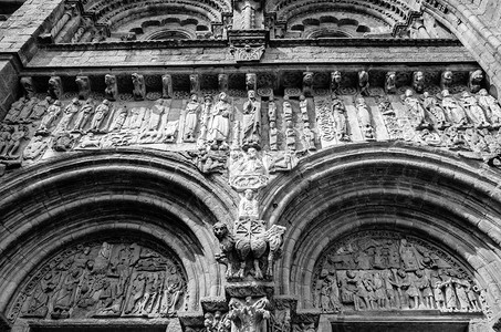 建筑细节西班牙圣地亚哥的孔波斯特拉大教堂外墙黑白图象宗教老的雕像图片