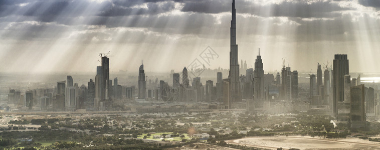 迪拜市下城从直升机上搭起的天线空中与b从直升机上搭起的迪拜市楼顶线背光航空阿拉伯联合酋长国未来派太阳市中心图片
