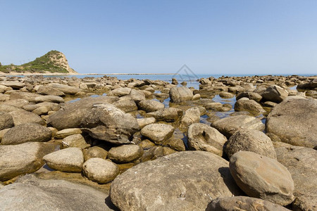 海岸线鹅卵石从Rizokarpaso到塞浦路斯卡帕西亚阿波托洛安德列亚的公路上南海滩美丽图片