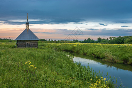 云英石夏天俄罗斯亚拉夫地区托基Debolovskoye村Radonezh的圣塞尔吉乌斯神之春图片