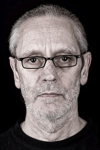 瓜拉纳皮皱纹一个严肃而自信的戴眼镜男人肖像穿透了眼神一种图片