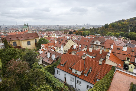 十月捷克布拉格20年1月8日布拉格市中心旧红屋顶和捷克共国布拉格老城阿西古圣弗朗斯教堂的壮丽景色布拉格市中心旧红屋顶和阿西古圣方背景图片