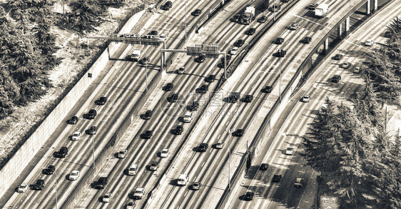 高速公路上的重交通空中观察公路上的重交通空中观察市心高的互换图片