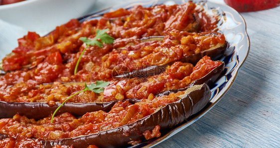 晚餐塞满最佳Garniyarikh肉类大蒜草药和番茄加的子阿塞拜疆烹饪传统各种菜盘TopView图片