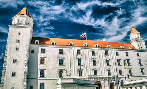 夏天斯洛伐克首都布拉迪斯发的白色城堡旅行塔图片