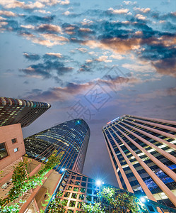 旧金山的建筑在夜晚向天空看金字塔区弗朗西斯科图片