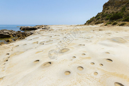 海洋卡尔帕兹从Rizokarpaso到塞浦路斯卡帕西亚阿波托洛安德列亚的公路上南海滩结石图片
