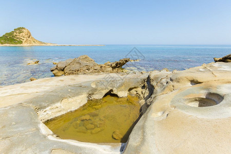 陨石坑迪卡帕斯从Rizokarpaso到塞浦路斯卡帕西亚阿波托洛安德列亚的公路上南海滩支撑图片