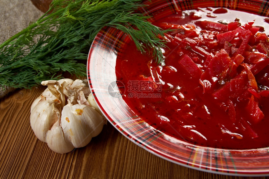 乌拉尼和俄罗斯红蜂汤加大蒜和酸奶油红色的农场风格传统的图片