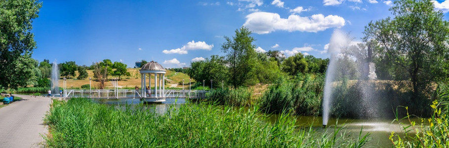发现上市喷泉位于乌克兰Zaporozhye的沃兹涅诺夫斯基公园位于乌克兰扎波罗齐耶池塘和瞪羚鸟桥上的Zaporozhye图片