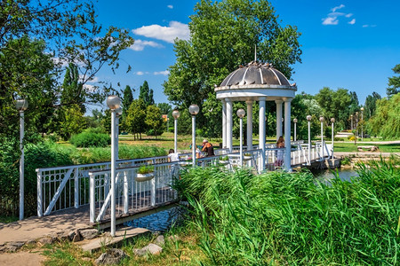 壁龛位于乌克兰Zaporozhye的沃兹涅诺夫斯基公园位于乌克兰扎波罗齐耶池塘和瞪羚鸟桥上的Zaporozhye一种树图片