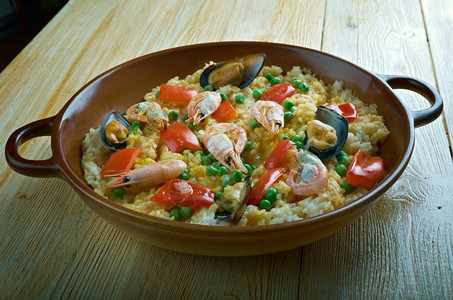 可口来自西班牙东北部的PaelladeCatalan传统海鲜菜的品尝图片
