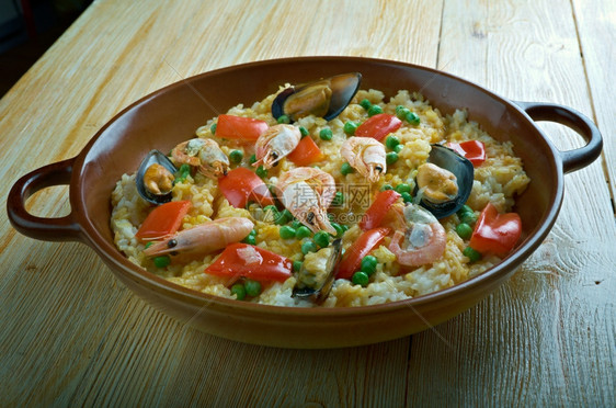 可口来自西班牙东北部的PaelladeCatalan传统海鲜菜的品尝图片