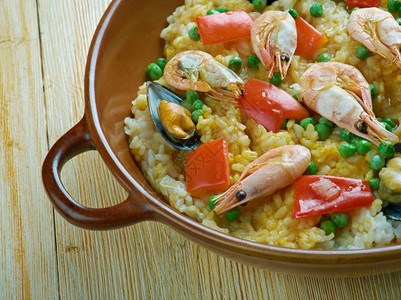 地中海来自西班牙东北部的PaelladeCatalan传统海鲜菜可口厨师图片