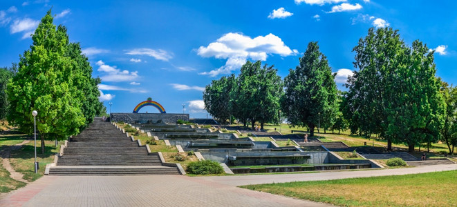 级联早晨上市Zaporozhye乌克兰0721Voznesenovsky公园的彩虹喷泉库在乌克兰Zaporozhye的一个阳光明图片