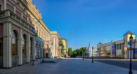 乌克兰切尔卡瑟0712阳光明媚的夏日早晨乌克兰切尔卡瑟城市街道上的历史建筑欧洲发现历史图片