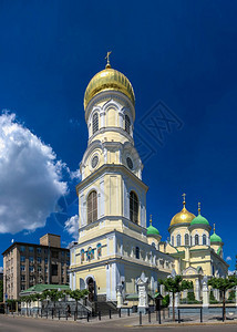 长椅20年7月18日走乌克兰第聂伯罗07182乌克兰第聂伯罗的圣三一大教堂在阳光明媚的夏日乌克兰第聂伯罗的圣三一大教堂图片
