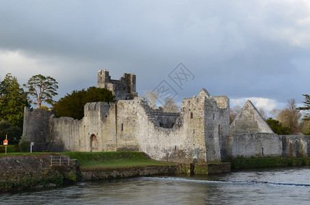 旅行利默里克爱尔兰旅途愉快阳光下德斯蒙城堡的废墟图片