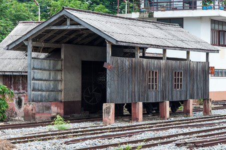 运输铁车站货火的旧称重房木头图片