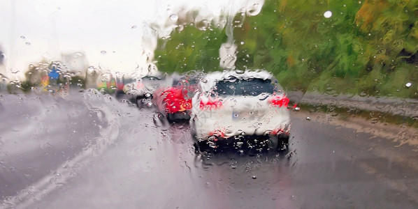 大雨中行驶的车辆图片